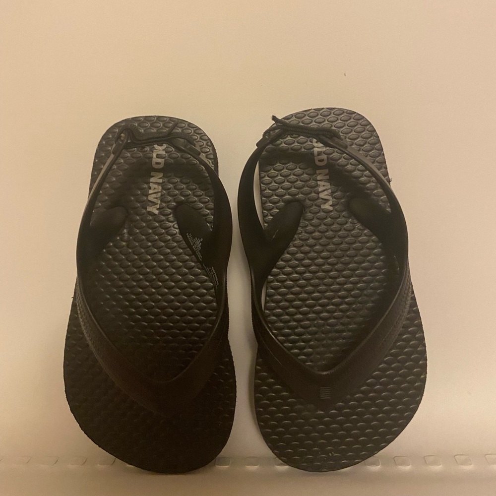 Old navy black flip flops